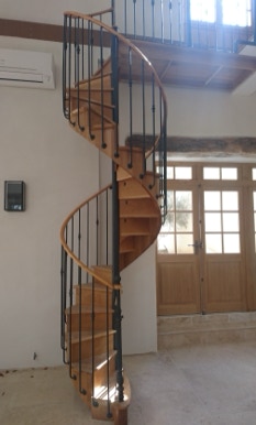 Grand escalier de bistrot en colimaçon vers mezzanine