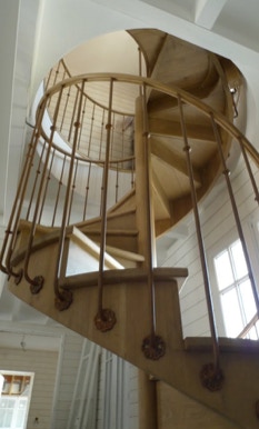 Grand escalier de bistrot en colimaçon de grande largeur (160 cm de diamètre) avec rampe circulaire assortie - installation